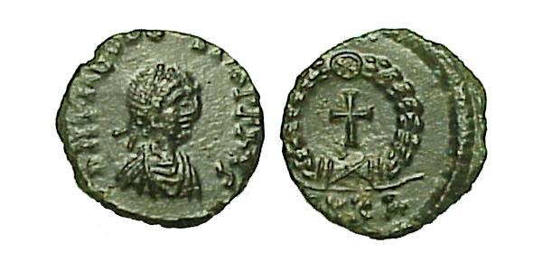 1 Follis /  AE4 Byzantine Empire (330-1453) Bronze Theodosius II (401-450)