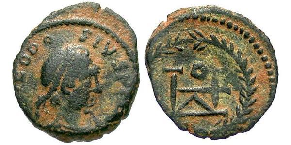 1 Follis /  AE4 Byzantine Empire (330-1453) Bronze Theodosius II (401-450)