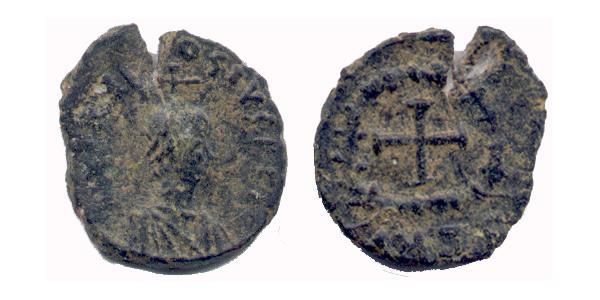 1 Фоллис /  AE4 Византийская империя (330-1453) Бронза Феодосий II (401-450)