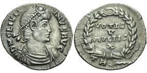 JULIEN II (César 335-360 - Auguste 360-363). Silique frappée à Trèves en 360-363.Buste diadémé, drapé et cuirassé à droite. R/. VOTIS / V / MVLTIS / X dans une couronne de feuillage. A l’exergue, ...